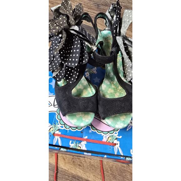 Foxy Flower Top Black Irregular Choice US Size 9/Eur Size 40 Pre Owned w Box - Picture 3 of 16